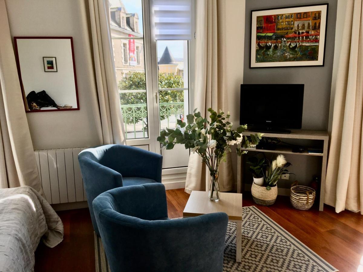 Studio Balcon De La Place Dinan Eksteriør billede
